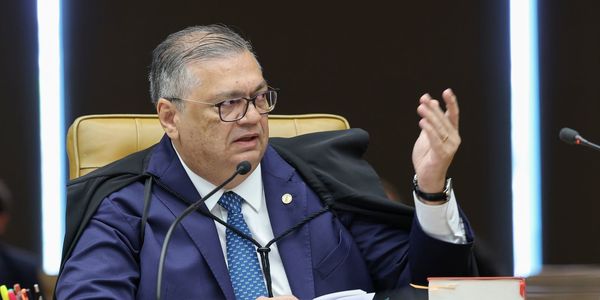 Dino manda PF investigar relação de Vorcaro com cemitérios em SP