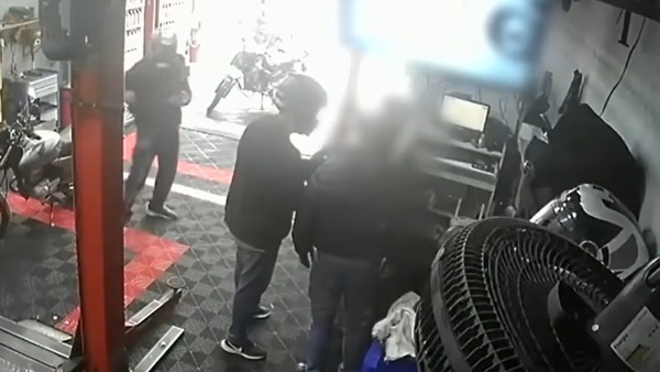 Dono de comércio reage a assalto, mata suspeito e fere outro em SP
