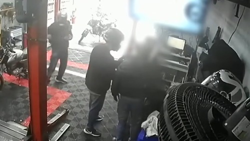 Dono de comércio reage a assalto, mata suspeito e fere outro em SP