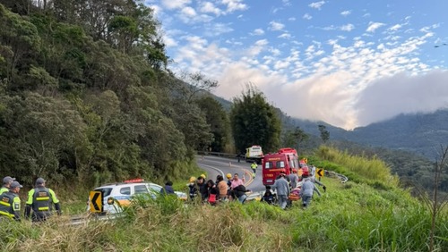 Ônibus com 48 passageiros cai em ribanceira na SP-52 e deixa 6 mortos