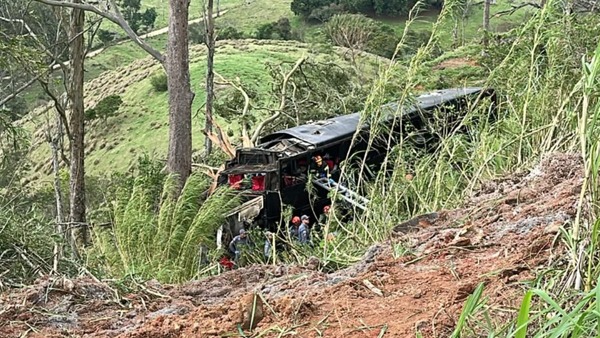 Veja o que se sabe sobre o ônibus que caiu em ribanceira e matou 6 em Cruzeiro