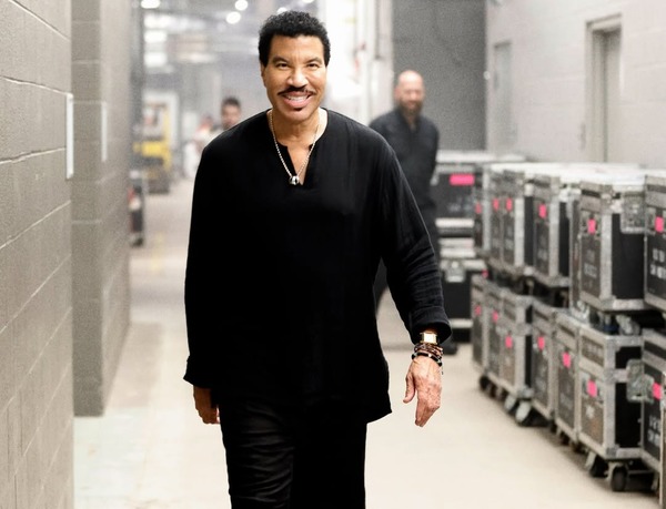 Lionel Richie passa por procedimento no coração e cancela shows
