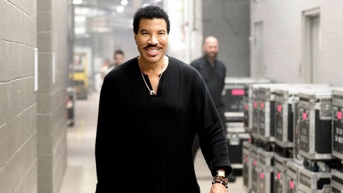 Lionel Richie passa por procedimento no coração e cancela shows