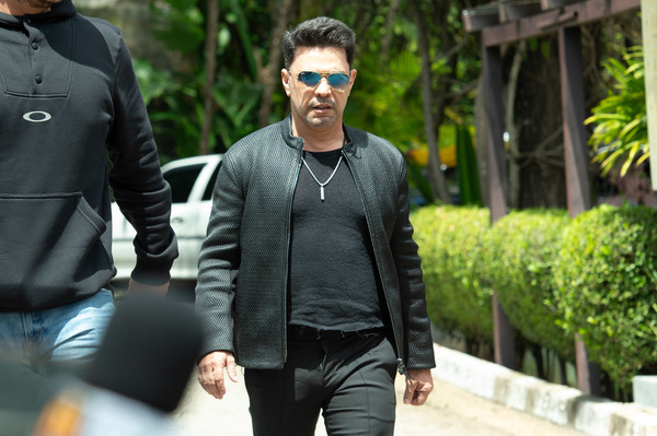 Zezé di Camargo chega ao velório de Rick