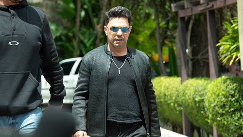Zezé di Camargo chega ao velório de Rick
