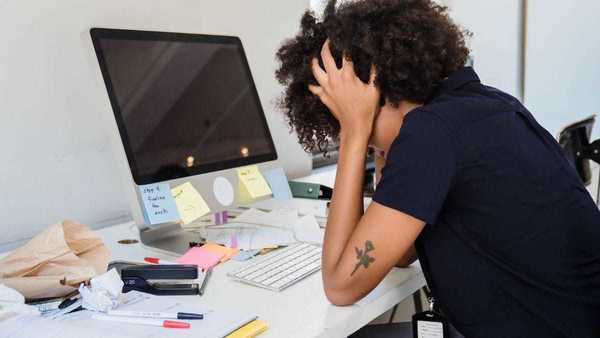 Afastamentos por burnout no Brasil crescem 296%, aponta o INSS
