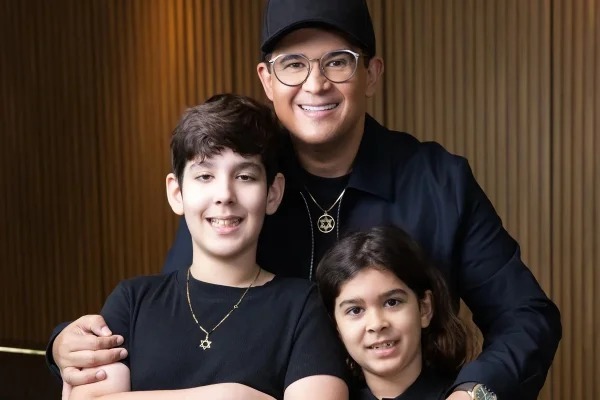 Filho de 10 anos de Bruno Avelar emociona em velório: "Sempre no coração"