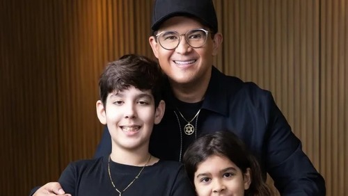Filho de 10 anos de Bruno Avelar emociona em velório: "Sempre no coração"