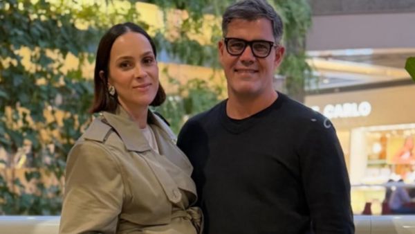 Juliano Cazarré anuncia vinda do sétimo filho: 'Presente tá no forno'