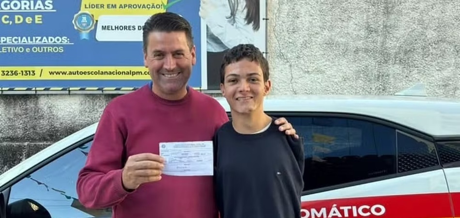 Jovem que nasceu sem os braços aprende a dirigir com os pés e conquista a CNH