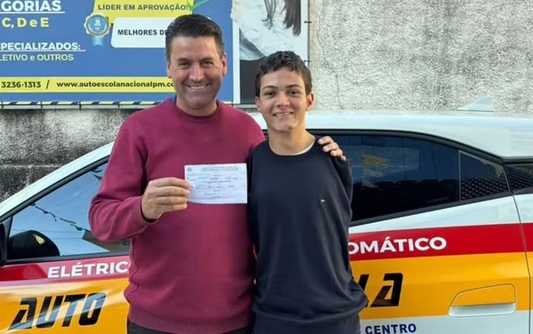Jovem que nasceu sem os braços aprende a dirigir com os pés e conquista a CNH