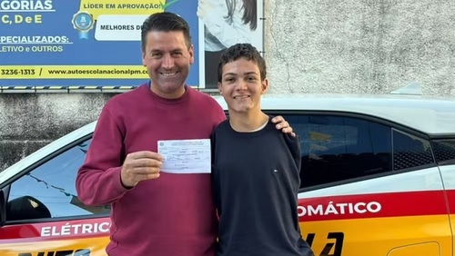 Jovem que nasceu sem os braços aprende a dirigir com os pés e conquista a CNH
