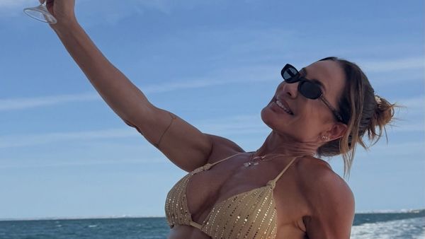 Scheila Carvalho faz 53 anos com festa no barco e Carla Perez