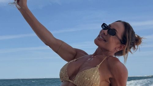 Scheila Carvalho faz 53 anos com festa no barco e Carla Perez