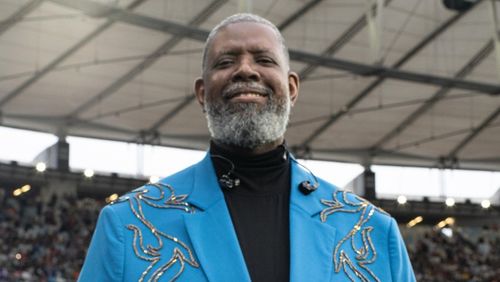 Péricles canta hino em jogo da NFL e celebra: "Momento mais que especial"