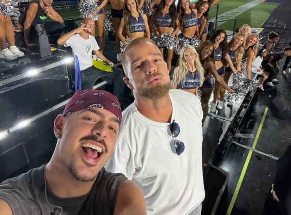 Ricky Martin e Pedro Sampaio fazem show animado e cheio de dança na NFL
