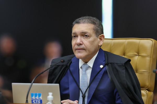 Nunes Marques aciona Fachin após nova polêmica e cita 'erosão democrática'