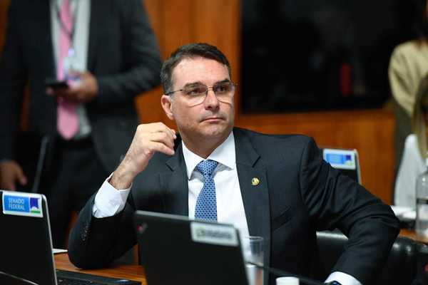 Flávio pede ao STF que afaste de Dino de casos ligados a ele, Lula e eleições