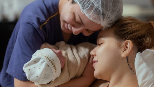 Nasce Isabela, primeira filha de Mari Fernandez e Júlia Ribeiro; veja fotos
