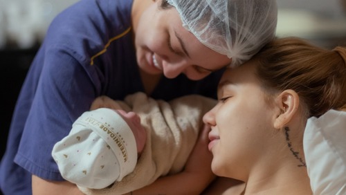 Nasce Isabela, primeira filha de Mari Fernandez e Júlia Ribeiro; veja fotos