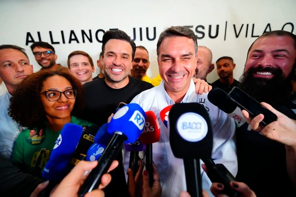 Flávio Bolsonaro decreta 'fim do PT' e mira 4 vagas no STF após 1º turno