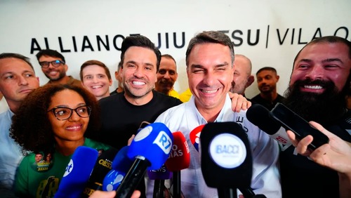 Flávio Bolsonaro decreta 'fim do PT' e mira 4 vagas no STF após 1º turno