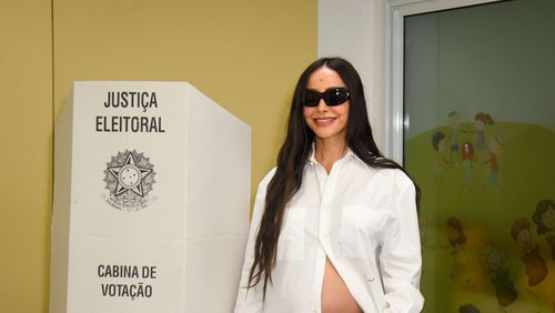 Grávida, Sabrina Sato exibe barriguinha durante Eleições em São Paulo