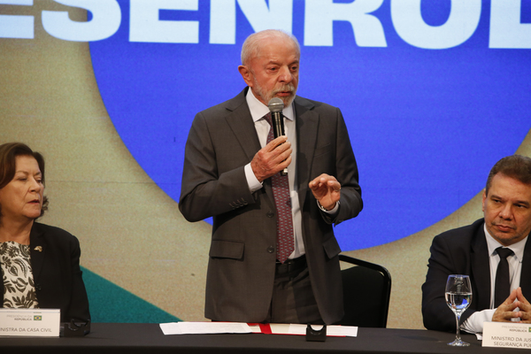 Mendonça manda remover posts que dizem que Lula jogou bandeira no chão