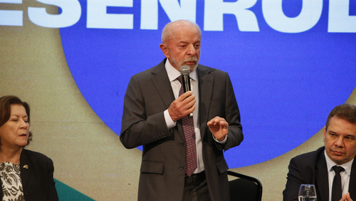 Mendonça manda remover posts que dizem que Lula jogou bandeira no chão