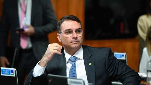 Flávio Bolsonaro diz que usará maioria no Congresso para mudar Constituição