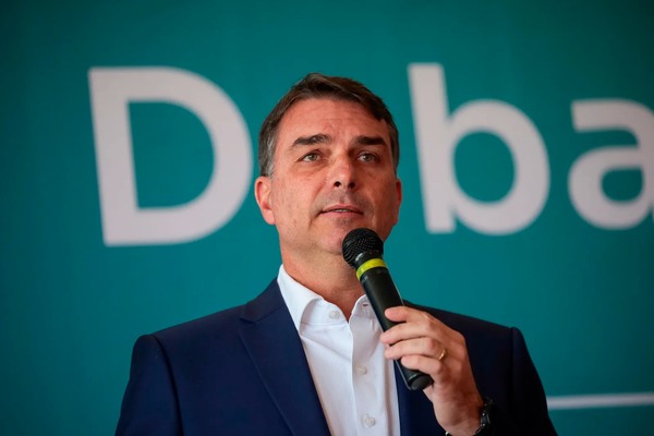 Flávio Bolsonaro lista "PECs possíveis" e defende alterações na Constituição