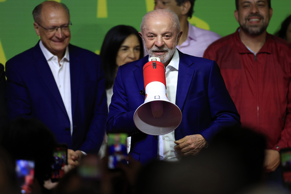 Por que o TSE mandou Lula, Janja e deputados retirarem do ar posts sobre Flávio