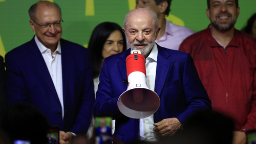 Por que o TSE mandou Lula, Janja e deputados retirarem do ar posts sobre Flávio