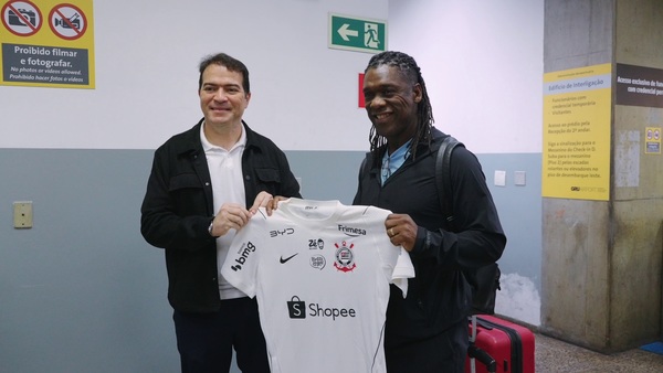Seedorf chega ao Brasil para comandar o Corinthians