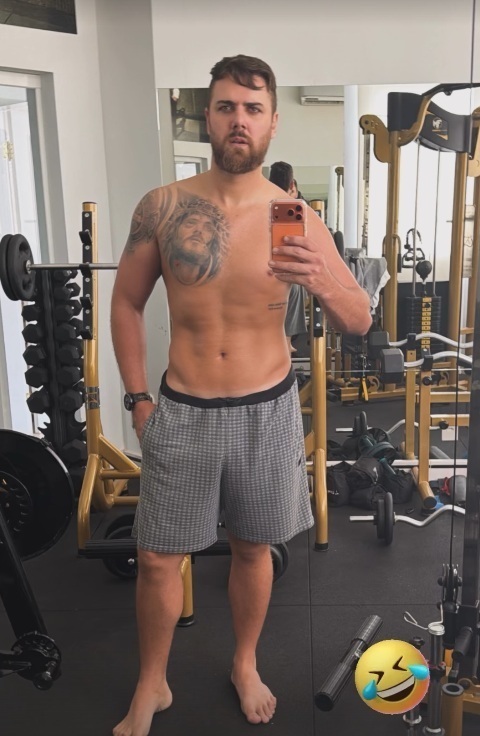 Zé Neto posta foto na academia e shape impressiona