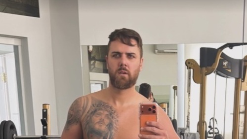 Zé Neto posta foto na academia e shape impressiona