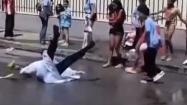 Padre sobe em viatura para benzer veículo e acaba caindo durante celebração