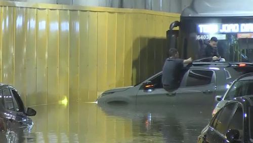 Carros ficam submersos e pessoas feridas após Túnel do Anhangabaú alagar
