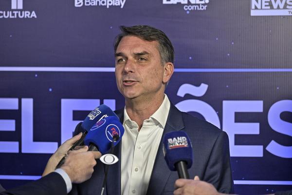 Debate na Band: Flávio Bolsonaro questiona Lula sobre Roberta Luchsinger: 'Conhece ela?'