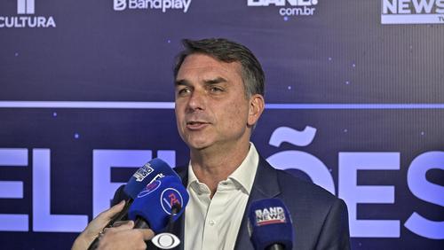 Debate na Band: Flávio Bolsonaro questiona Lula sobre Roberta Luchsinger: 'Conhece ela?'