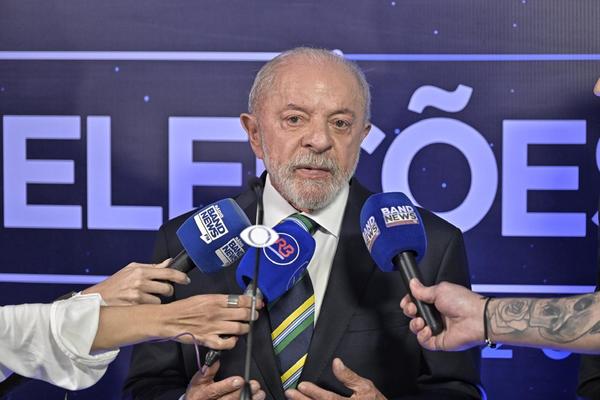 Debate na Band: Muito dinheiro na mão de pouco significa pobreza, diz Lula