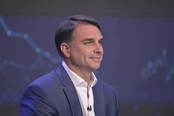 Debate na Band: Flávio Bolsonaro diz que viajou aos EUA para defender empresas brasileiras
