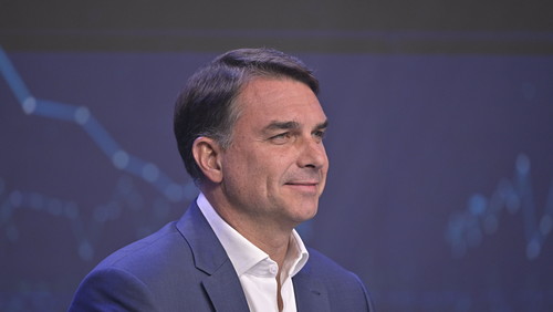 Debate na Band: Flávio Bolsonaro diz que viajou aos EUA para defender empresas brasileiras