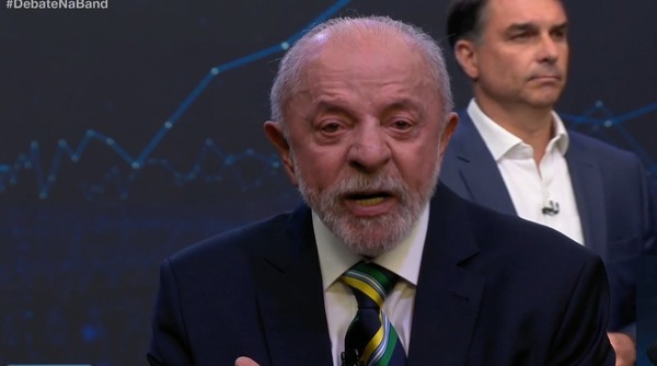 Debate na Band: Lula defende 'saidinha' de presos e provoca Flávio sobre indulto ao pai