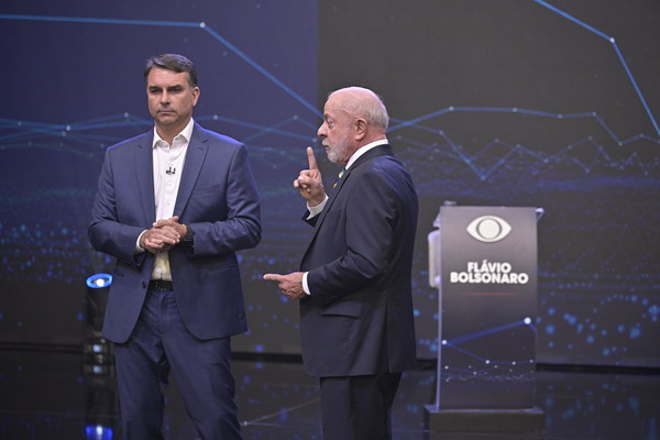 Debate na Band: Lula ataca Flávio com Master e propõe abertura de contas bancárias de ambos