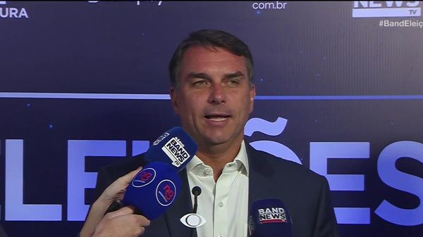 Debate na Band: Flávio Bolsonaro promete usar R$ 200 bi para abater dívidas de famílias