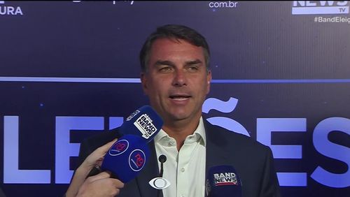 Debate na Band: Flávio Bolsonaro promete usar R$ 200 bi para abater dívidas de famílias