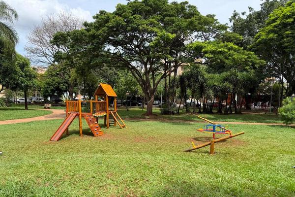 Prefeitura instala brinquedos em 10 praças de Ribeirão Preto