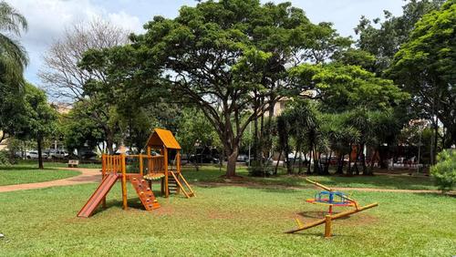 Prefeitura instala brinquedos em 10 praças de Ribeirão Preto