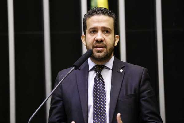 Janones é internado com arritmia grave e falta de ar em hospital de SP